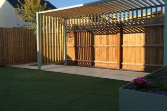 Comment transformer sa terrasse à Royan avec une pergola bioclimatique sur mesure ?