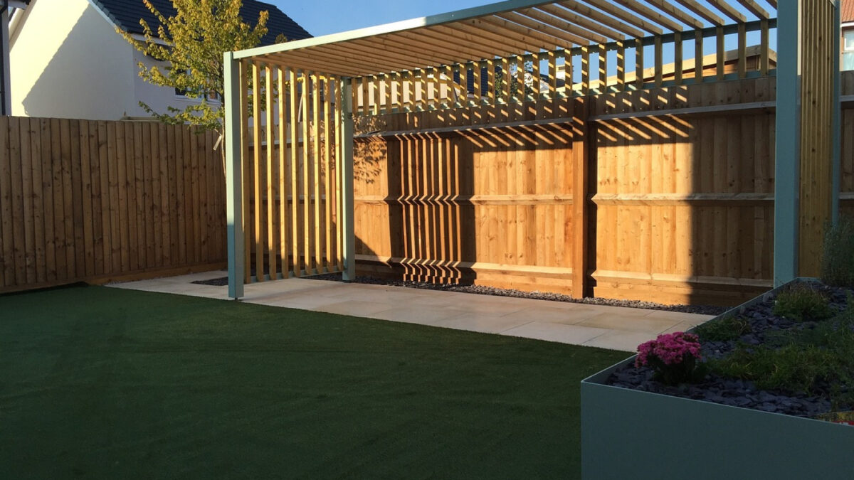 Comment transformer sa terrasse à Royan avec une pergola bioclimatique sur mesure ?