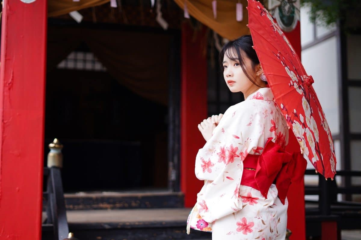 Comment porter un kimono japonais en tant que femme
